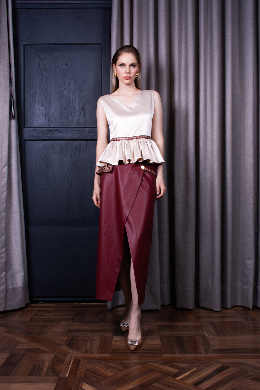 Modelo con Satin-Top mit heiligem Rücken