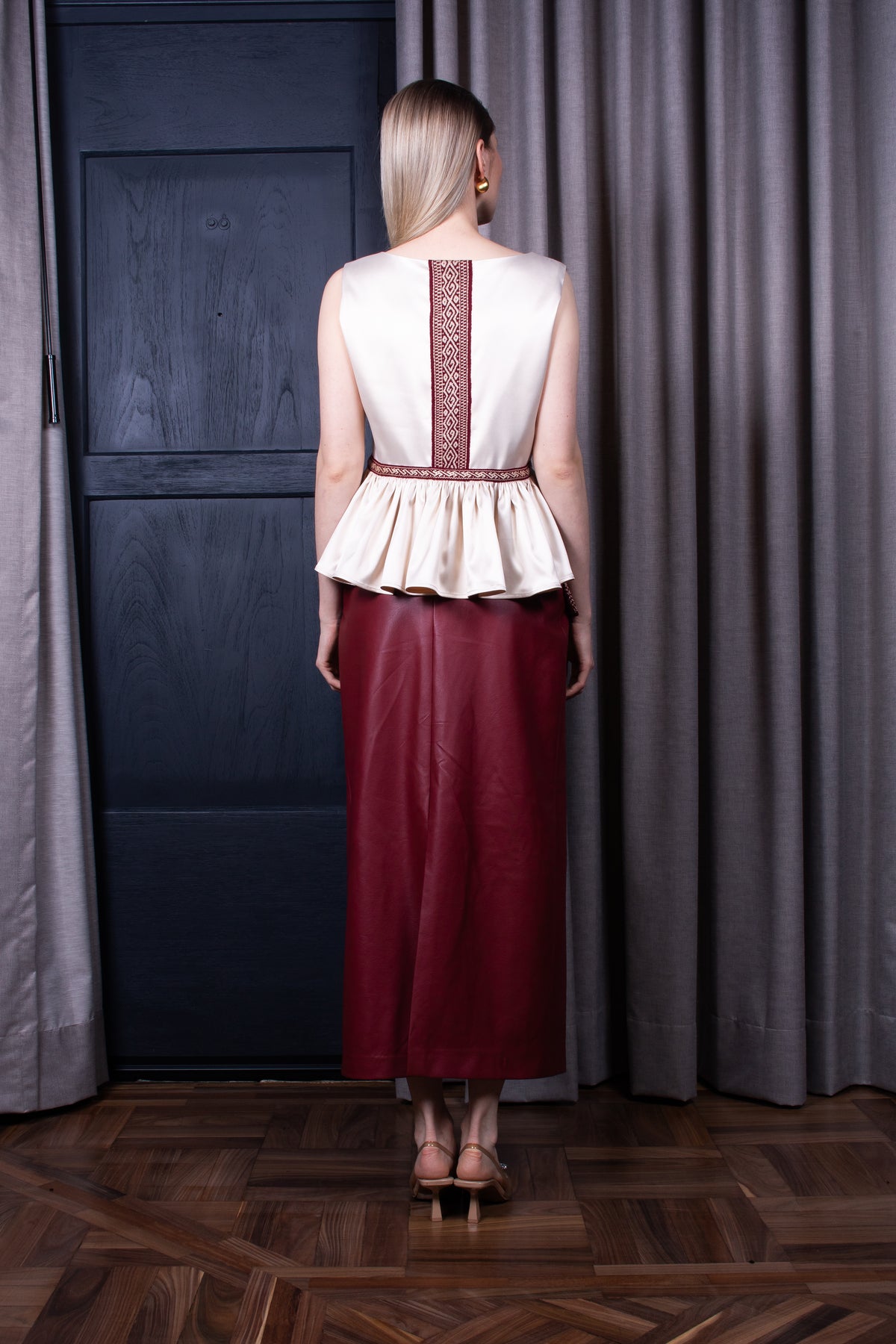 Satin-Top mit heiligem Rücken · detalle artesanal